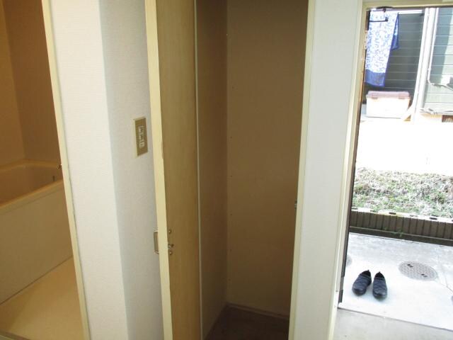 物件内観写真13　(キッチンの収納)