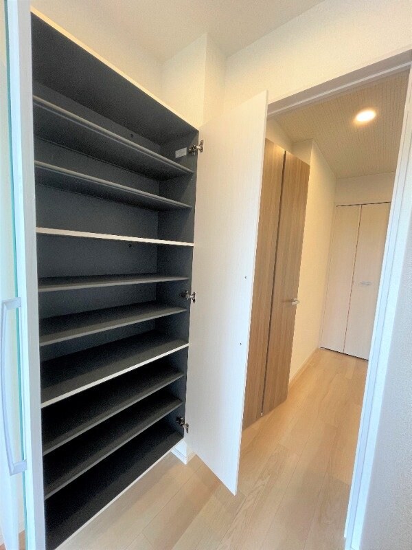 物件内観写真7　(玄関収納)