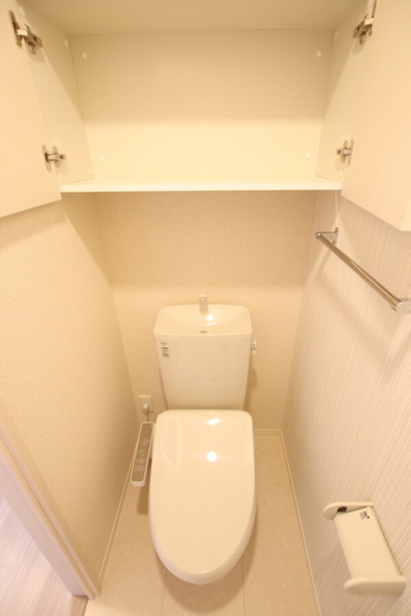 トイレ(トイレには上部に棚がありペーパーのストックや洗剤などを置くことが出来ます)