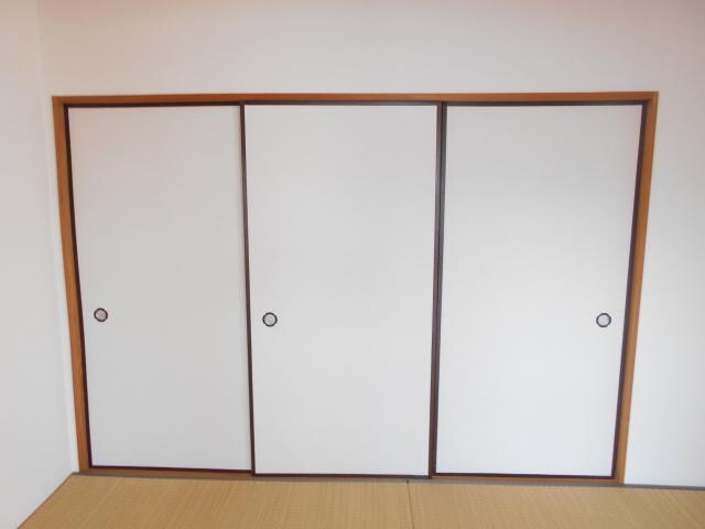 物件内観写真9　(和室押入)