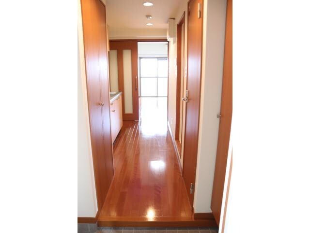 物件内観写真9　(玄関より居室を見る)