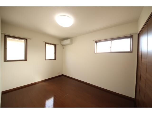 物件内観写真4　(2Fの居室（その1）)