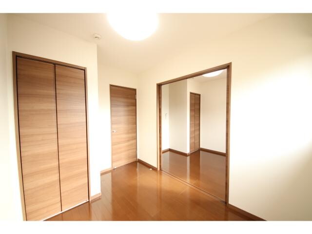 物件内観写真7　(２F間仕切り開けた所)