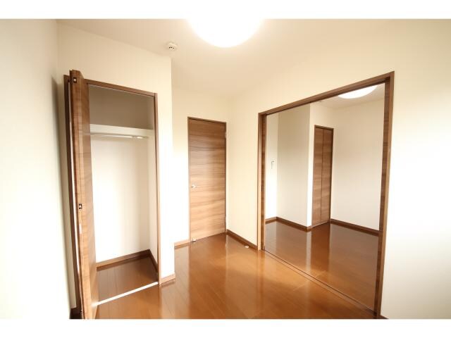 物件内観写真8　(収納を見る)