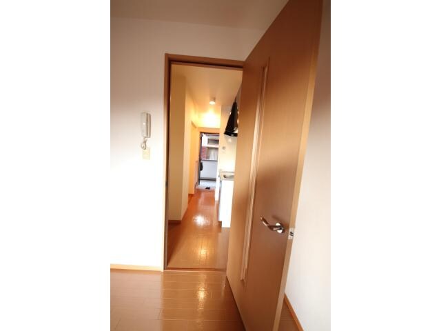 物件内観写真12　(居室より玄関を見る)