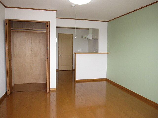 物件内観写真5　(洋室８帖)