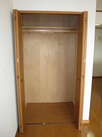 物件内観写真14　(洋室収納)