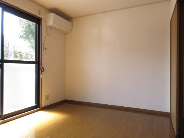 物件内観写真4　(南側洋室６帖)