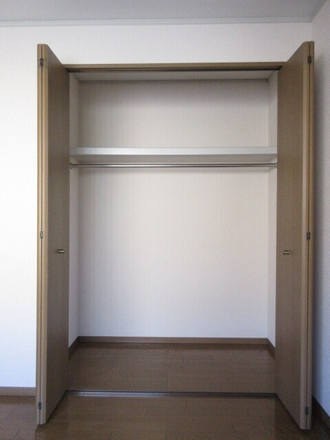 物件内観写真18　(洋室収納)