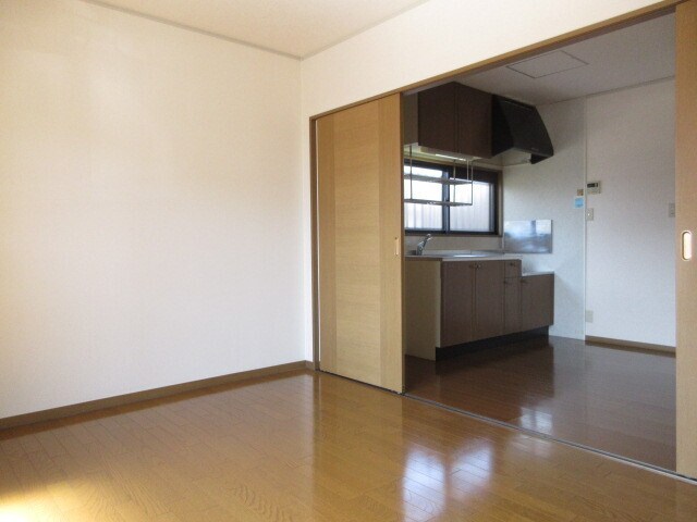 物件内観写真23　(南側洋室６帖)