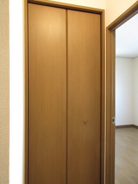 物件内観写真24　(洋室収納)