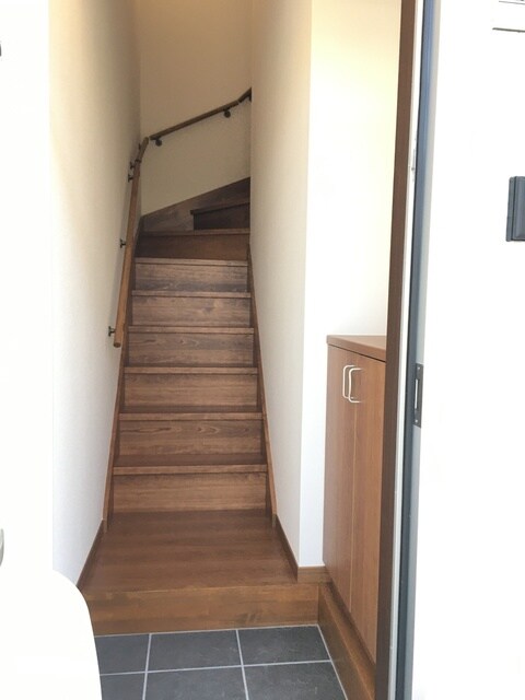 物件内観写真18　(居室へ昇る階段)
