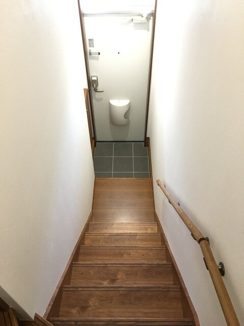 物件内観写真21　(居室へ昇る階段)