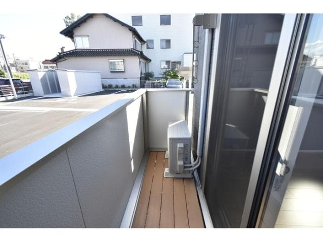 Comodo casaのベランダ・バルコニー・庭