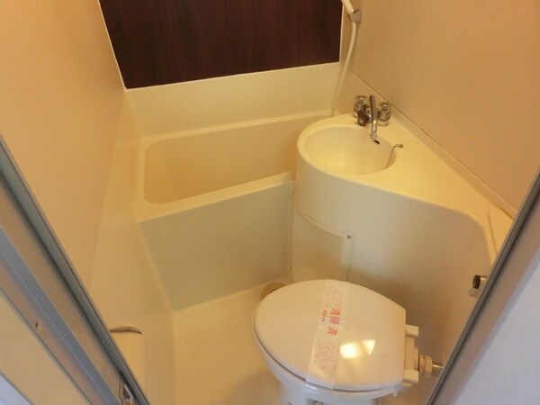 トイレ(★浴室同室のシンプルなトイレ★)