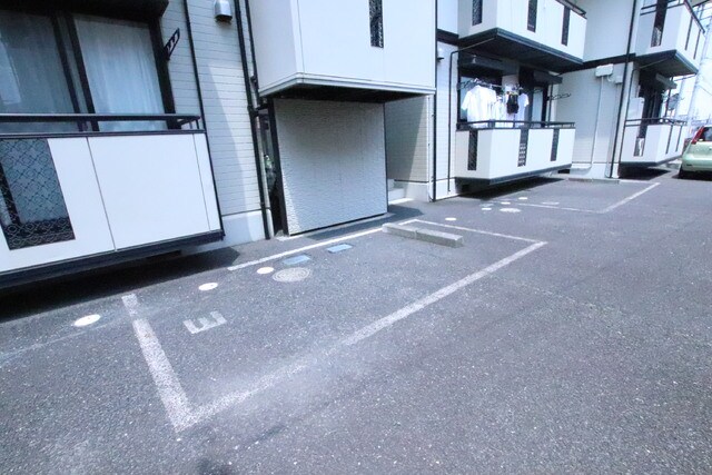 物件外観写真4　(駐車場（要空き確認）)