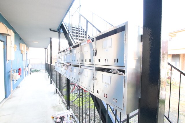 物件外観写真3　(集合ポストです)