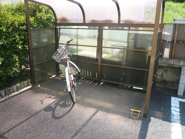 物件外観写真3　(駐輪場は屋根付き！)