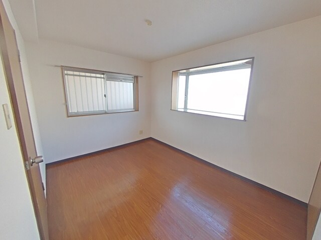 物件内観写真10　(5帖の洋室です♪)