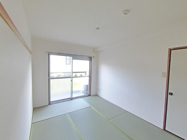 物件内観写真11　(6畳の和室です♪)