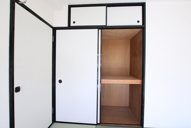 物件内観写真28　(押し入れ)