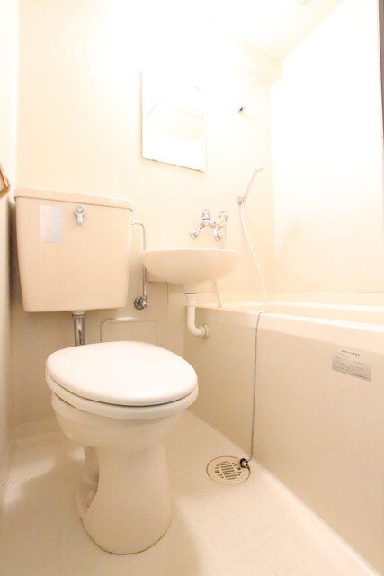 物件内観写真9　(バス・トイレ同室です♪)