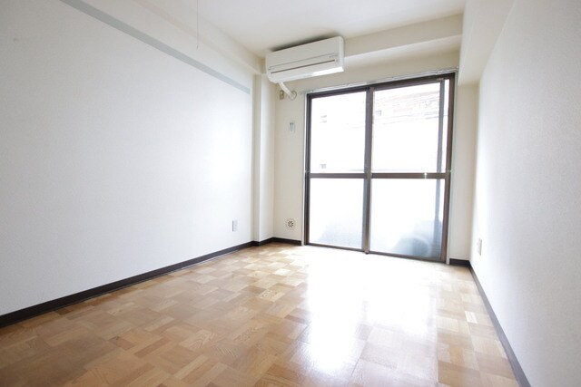 物件内観写真17　(5.8帖の洋室♪)