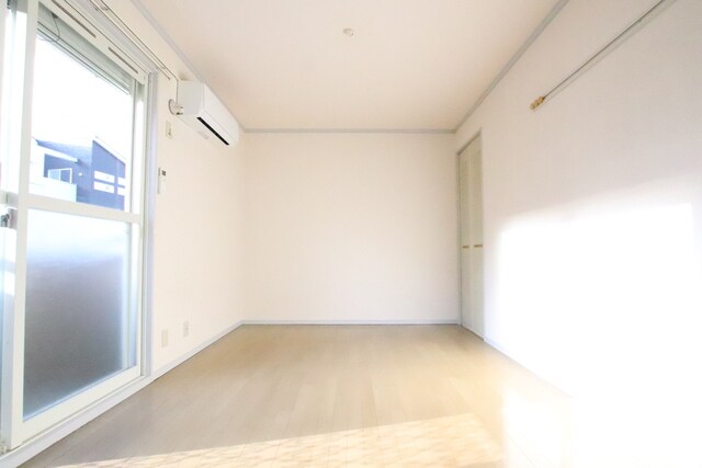 物件内観写真9　(エアコン付きの洋室♪)