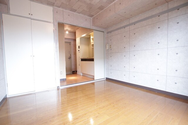 物件内観写真9　(洋室6.8帖ございます。)