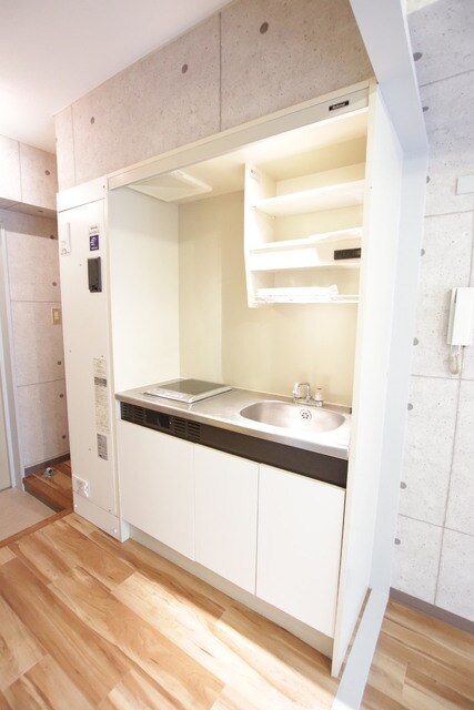 物件内観写真9　(ＩＨコンロ付きのキッチンスペースです)