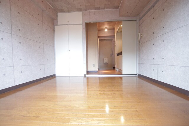 物件内観写真10　(洋室6.8帖ございます。)