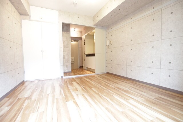 物件内観写真10　(洋室6.8帖ございます。)