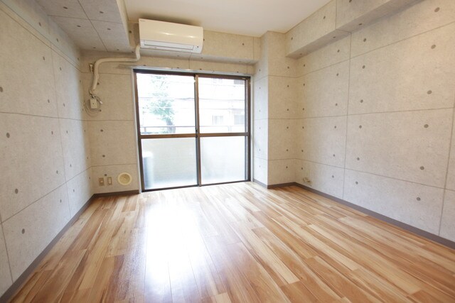 物件内観写真12　(洋室6.8帖ございます。)