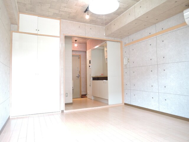 物件内観写真12　(コンクリート打ちっぱなし風のクロスがおしゃれ♪)