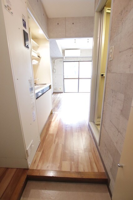 物件内観写真26　(玄関から廊下です。)