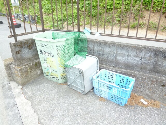 物件外観写真4　(敷地内ゴミ置場)