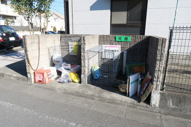 物件外観写真8　(敷地内ゴミ置場♪)