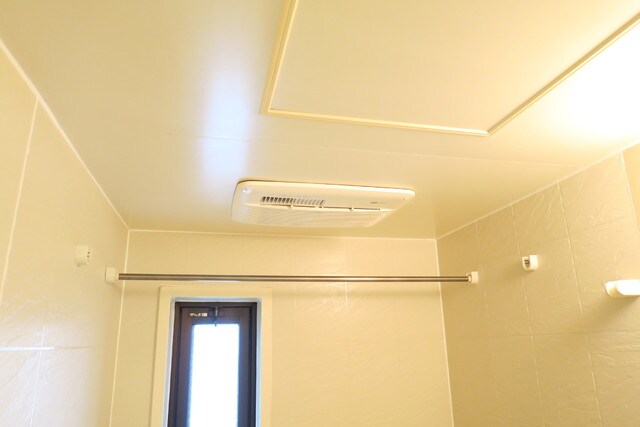 物件内観写真22　(浴室内物干し)