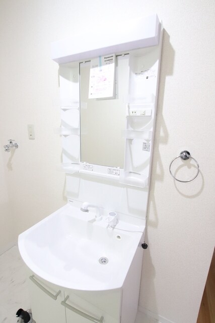 物件内観写真16　(シャワー付き洗面台です♪)