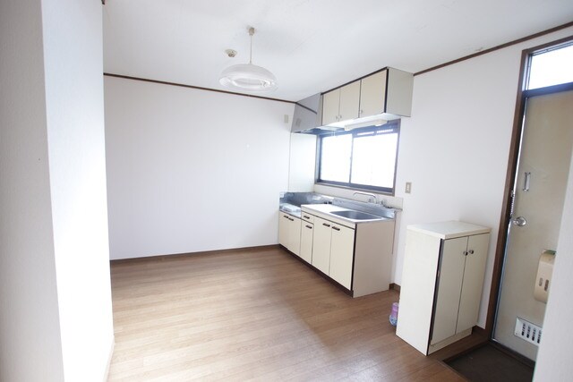 物件内観写真4　(窓付きのダイニングキッチンです。)