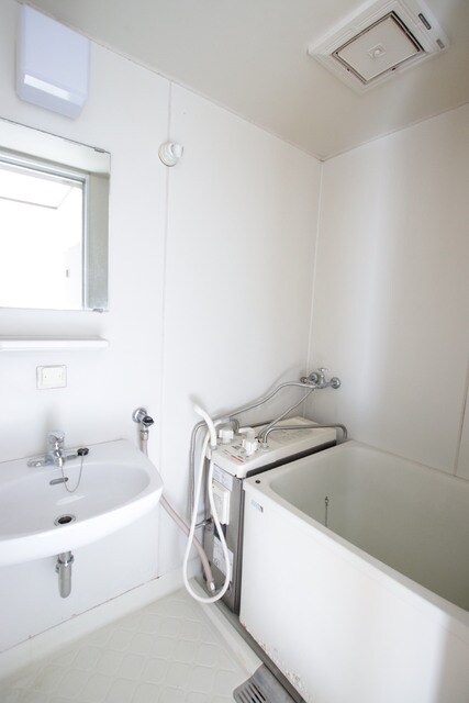 物件内観写真5　(窓付きのバスルームです。)