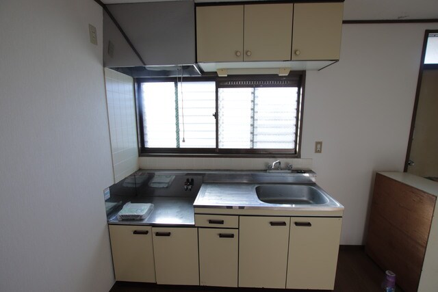 物件内観写真6　(窓付きのキッチンスペースです。)