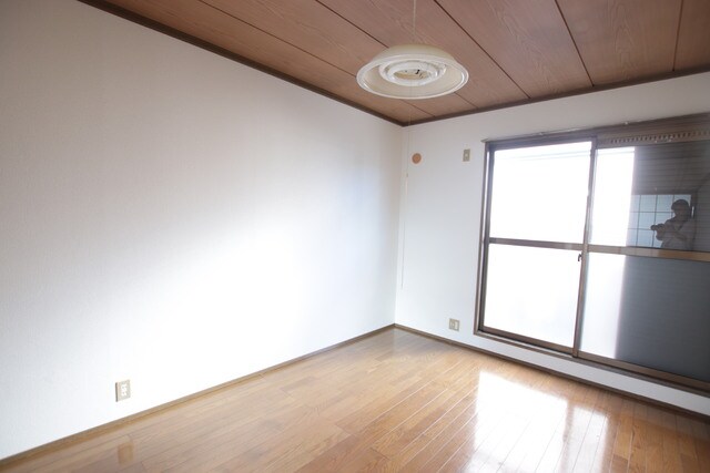 物件内観写真7　(洋室は６帖ございます。)