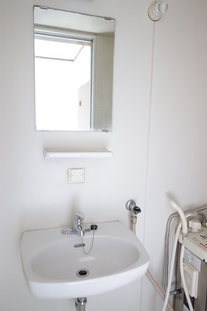 物件内観写真17　(バスルームと同室内にある洗面台です。)