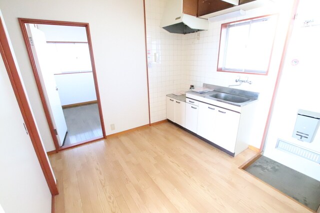 物件内観写真2　(5帖のキッチンスペース★)