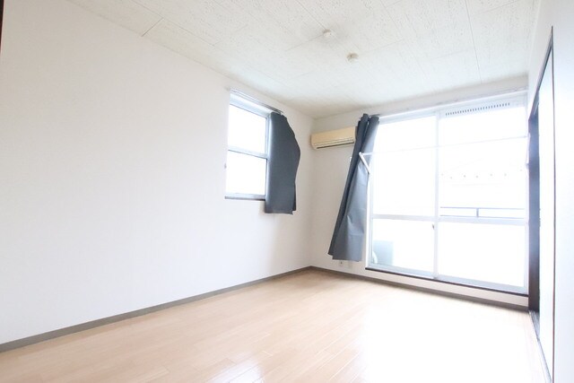 物件内観写真7　(※カーテンは設備ではありません)