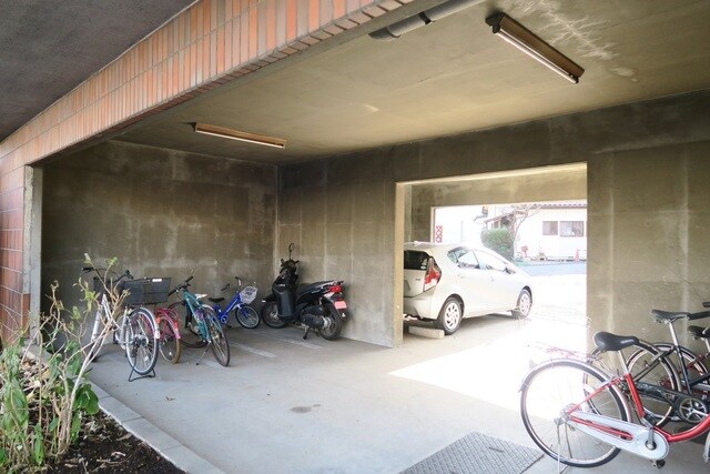 物件外観写真5　(駐輪場です♪)
