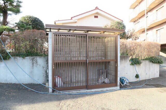 物件外観写真7　(ゴミ置き場です♪)