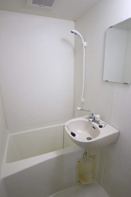 物件内観写真5　(バスルームです。)