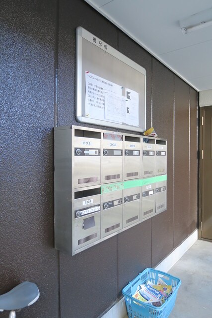 物件外観写真3　(集合ポストです。)